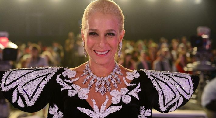 Chama atenção também a aparição de diversos artistas conhecidos do público, como Silvio Santos, Rita Lee, Marília Gabriela, Roberto Carlos, Jô Soares e Dercy Gonçalves