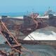 Pilhas de minério de ferro no Complexo de Tubarão, em Vitória