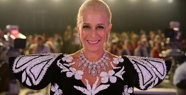 Andréa Beltrão como Hebe, no longa Hebe - A Estrela do Brasil