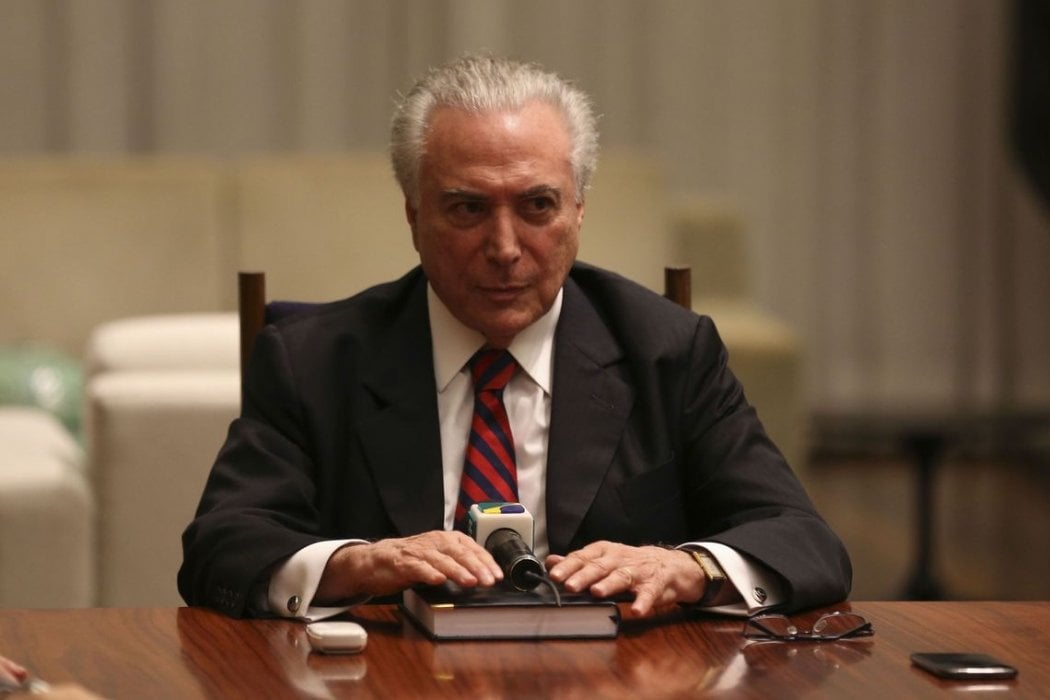 Em entrevista, Temer esclareceu que foi a Brasília em avião da FAB a convite de Bolsonaro, após fazer ponderações sobre a crise institucional ao presidente