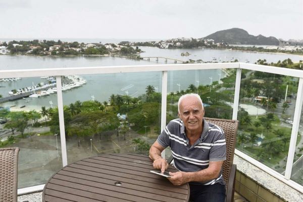Para o bioquímico aposentado José Quintão, de 79 anos, ler o jornal no tablet é mais prático e confortável