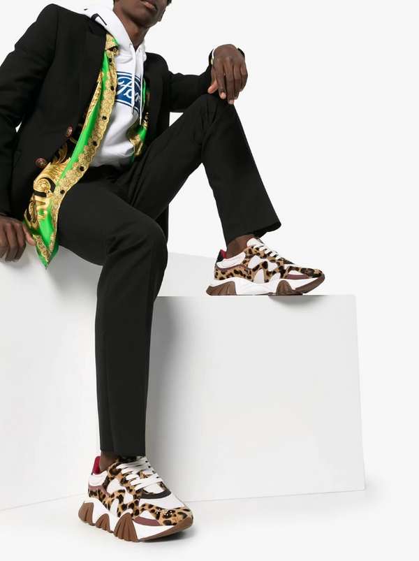 Estamparia masculina. Tênis com estampa de leopardo é aposta da maison Versace para o street style masculino. Crédito: Reprodução/Farfetch