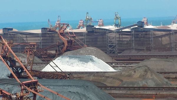 Pilhas de minério de ferro no Complexo de Tubarão, em Vitória