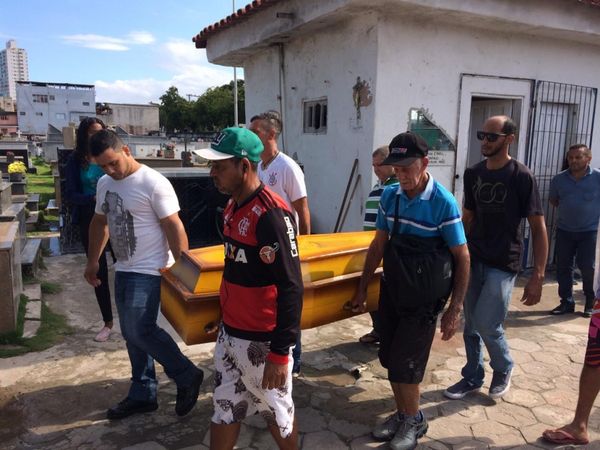 Sepultamento de Eric de Souza Gregório, no cemitério de Santa Inês, em Vila Velha. Crédito: José Renato Campos | A Gazeta