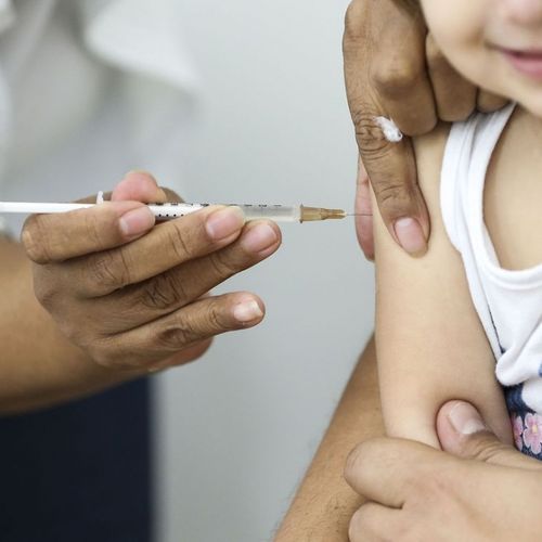 Segundo especialistas, não é fácil identificar os sintomas do coronavírus no público infantil, ainda mais agora com vários vírus respiratórios circulando, mas é possível diferenciar os sinais em relação a uma gripe