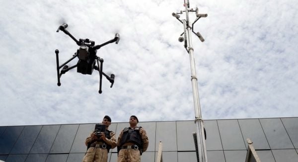 Policiais operam drone. Crédito: Divulgação 