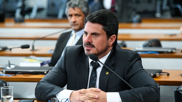 Senador começou a manifestar sintomas no último fim de semana. Na segunda (25), começou tratamento com hidroxicloroquina, sob orientação médica. Seus dois testes para Covid-19, porém, foram inconclusivos. Ele fará um 3°