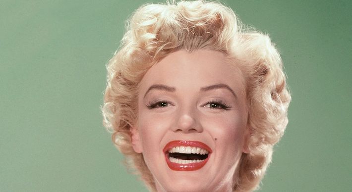 Selecionamos as mulheres mais icônicas das décadas passadas e damos a dica para copiar seus looks e fazer uma fantasia de Halloween super estilosa