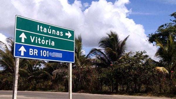 Acesso para a vila de Itaúnas, em Conceição da Barra, está sendo asfaltado. Crédito: Wing Costa