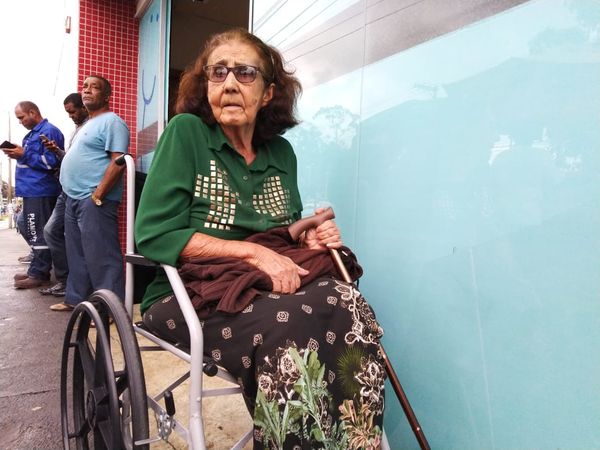 Leonildes Nogueira, de 80 anos, teve um inchaço lombar após carro em que estava cair em um buraco na Serra. Crédito: Caique Verli