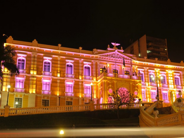 Fachada do Palácio Anchieta iluminada no Outubro Rosa. . Crédito: Fernando Madeira/A GAZETA