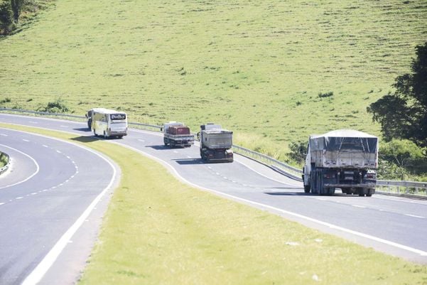 Movimento de caminhões no Contorno de Iconha, em Cachoeiro