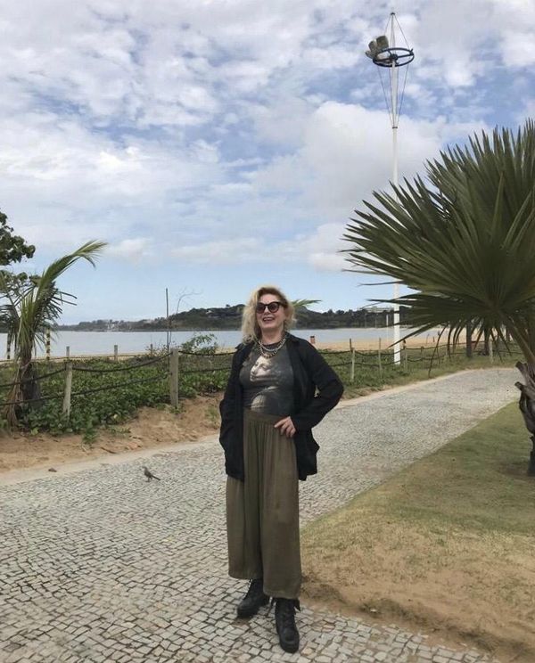 A atriz Vera Fischer posa no Calçadão de Camburi, ponto turístico de Vitória, no Espírito Santo. Crédito: Reprodução/Twitter @verafischer