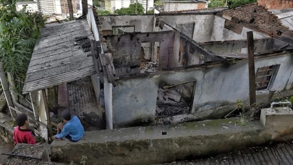 Casa da família Ferreira, que tomava conta do Morro da Piedade, em Vitória, após o incêndio causado por bandidos do PCV. Crédito: Fernando Madeira