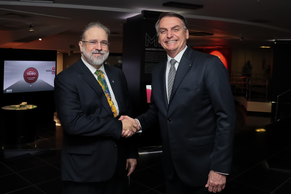 Augusto Aras, com sua vistosa gravata, é cumprimentado por Bolsonaro. Crédito: Isac Nóbrega/PR