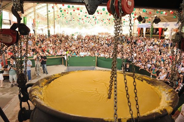 Tradicional tombo da polenta, na Festa da Polenta, em Venda Nova do Imigrante. Crédito: Divulgação/Afepol