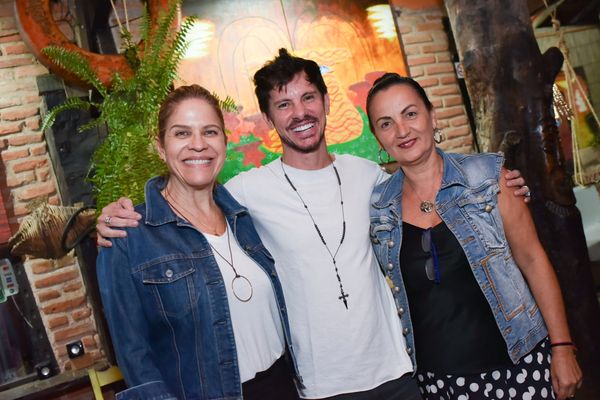 Exposição de arte. Monica Debbane,  o artista Marcelo Peisino e Claudia Serra: noite de arte na Barra do Jucu. . Crédito: Monica Zorzanelli