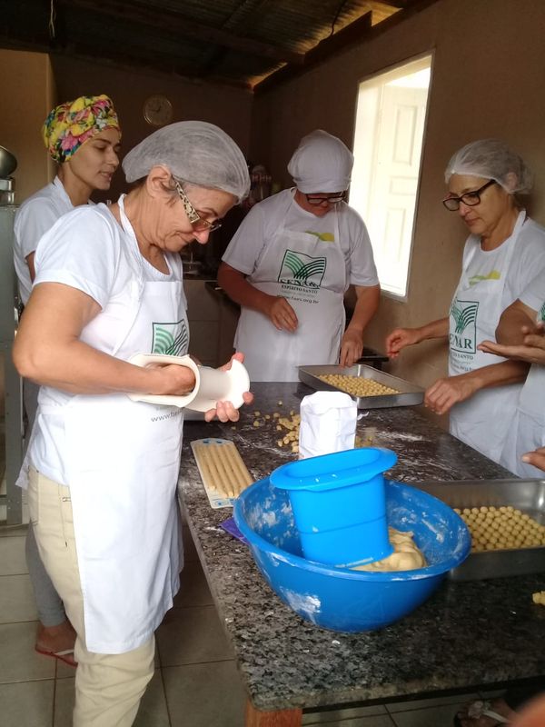 Mulheres preparando biscoitos. Crédito: Divulgação/Feira da Agricultura Familiar