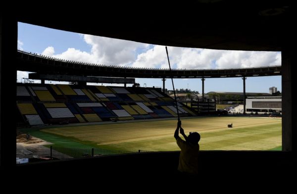 Operário trabalha na reforma do Kleber Andrade para o Mundial Sub-17. Crédito: Vitor Jubini