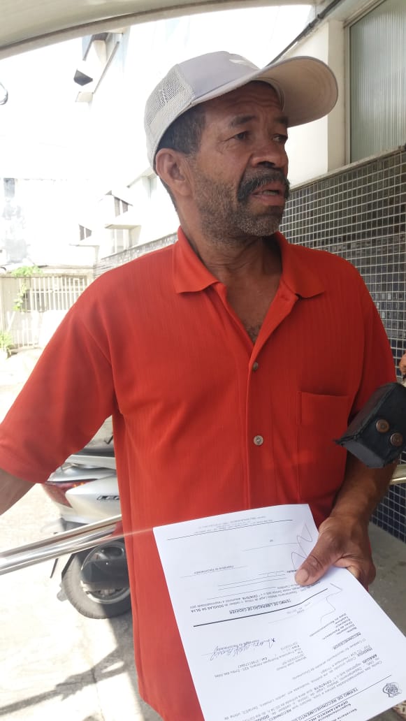 Pai de Douglas Silva de Araújo libera o corpo do filho no DML. Crédito: Isaac Ribeiro