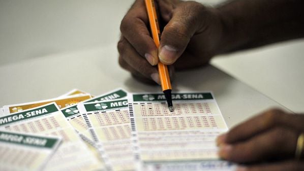 Na loteria Super Sete, o apostador marca, no mínimo, 1 número em cada uma das 7 colunas e no máximo 3 por coluna; ganha prêmios quem acertar de três a sete colunas