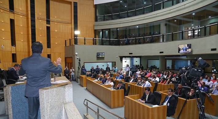 Proposta sendo articulada no atual plenário da Assembleia para permitir antecipar a eleição da Mesa Diretora lembra uma emenda aprovada em 2000, quando a Casa era presidida por José Carlos Gratz