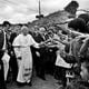 Papa João Paulo II visita a região de São Pedro, onde quebrou protocolo e se aproximou da população