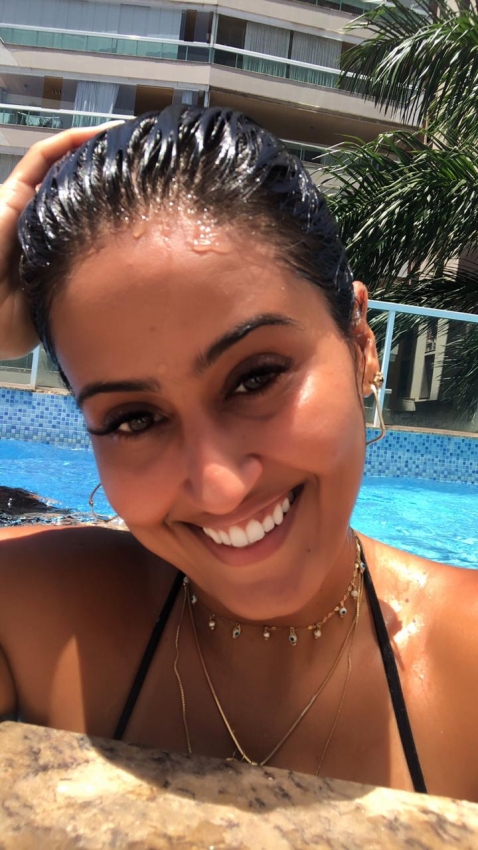 A empresária Danielle do Carmo aposta na praticidade com o seu alongamento de cílios . Crédito: Divulgação