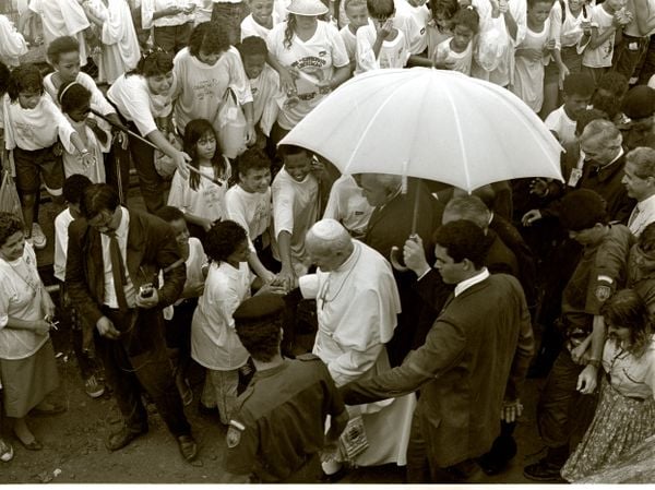 João Paulo II desceu do palanque, em São Pedro, e caminhou na lama para chegar mais perto dos moradores. Crédito: Chico Guedes