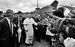 Papa João Paulo II visita a região de São Pedro, onde quebrou protocolo e se aproximou da população(Chico Guedes/Arquivo A Gazeta)