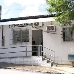 Colisão envolveu uma moto, um carro e um caminhão; vítima que morreu estava na garupa da motocicleta