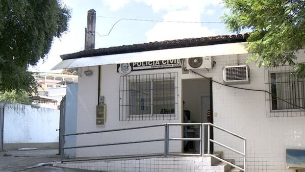 Colisão envolveu uma moto, um carro e um caminhão; vítima que morreu estava na garupa da motocicleta