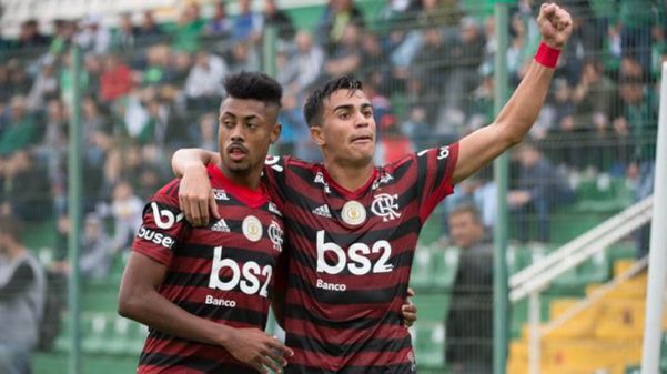 Bruno Henrique e Reinier, jogadores do Flamengo. Crédito: Lance
