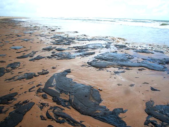 Manchas de óleo no litoral de Sergipe por Governo de Sergipe