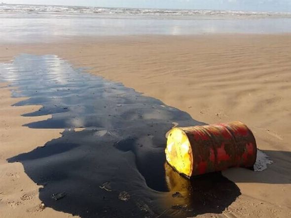 Tonel de petróleo encontrado nas areias da Barra dos Coqueiros, em Sergipe por Adema | Reprodução