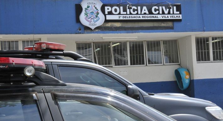 A vítima gritou por socorro e moradores acionaram a Guarda Municipal. Marca de disparo foi encontrada no carro perto de onde o motorista estava
