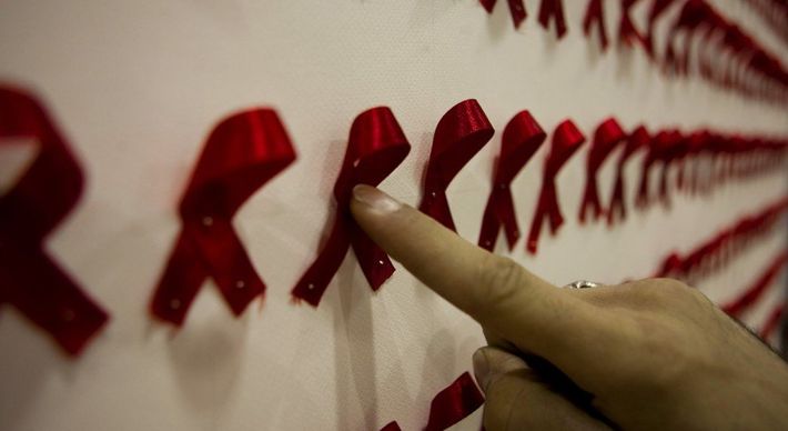 Hoje, dia 1° de dezembro, se completam 32 anos que a Organização das Nações Unidas (ONU) firmou uma data para lembrar e conscientizar sobre o combate à doença que matou 25 milhões de pessoas e já infectou mais de 70 milhões em todo o mundo