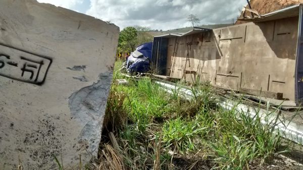 Bloco de granito soltou do caminhão após acidente na BR 259. Crédito: Alessandro Bachetti/TV Gazeta Noroeste