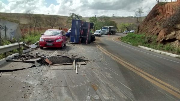 Bloco de granito soltou do caminhão e abriu cratera na BR 259. Crédito: Alessandro Bachetti/TV Gazeta Noroeste