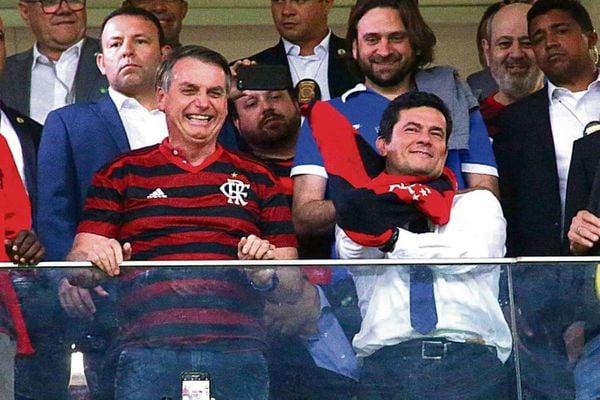 O presidente Jair Bolsonaro e o então Ministro da Justiça e Segurança Pública Sérgio Moro durante jogo do Flamengo no Maracanâ por Alex Farias/Photopress/Estadão Conteúdo