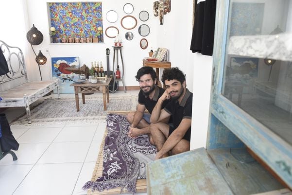 O artista Caio Cruz e o marido, Fab's Costa, coordenam A Oca, espaço cultural do Centro de Vitória