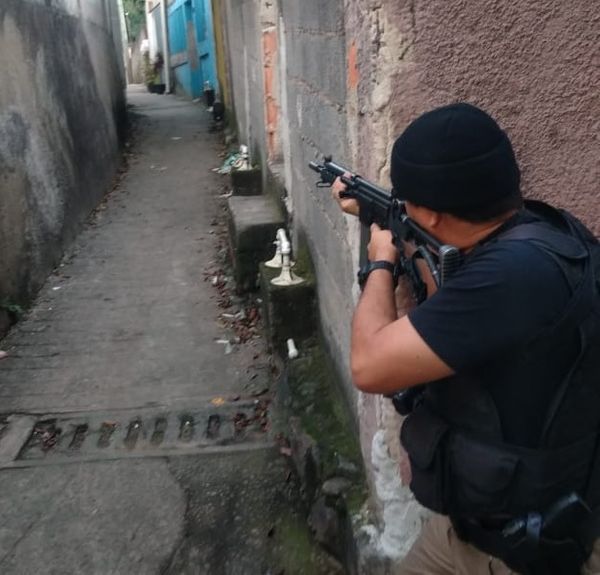 Operação Leviatã II, no Complexo da Penha, em Vitória. Crédito: Divulgação/PCES