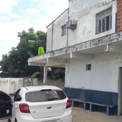Bombeiros retiraram o corpo da vítima, de 50 anos, que estava pendurado na vegetação após choque por explosão na fiação elétrica