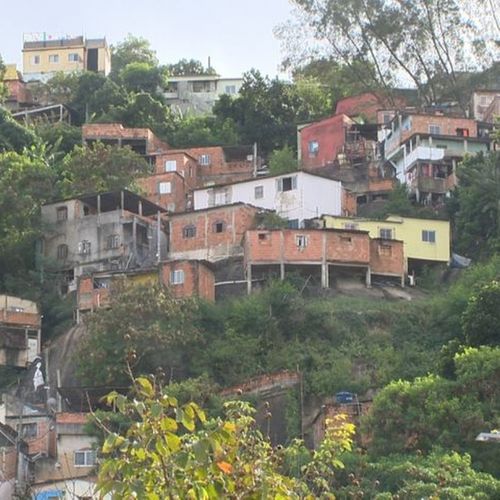A mulher, de acordo com as entidades, teve a cabeça raspada com uma faca e as pernas perfuradas e quebradas na frente do filho de 4 anos