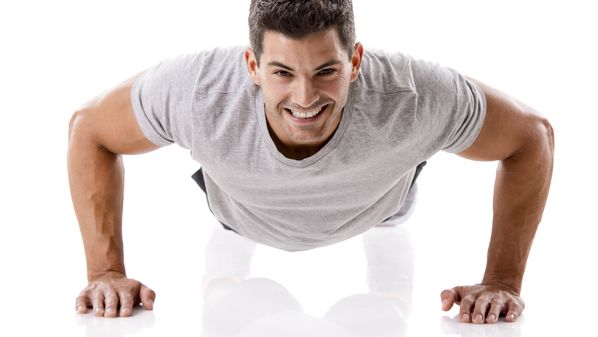 É necessário manter a alimentação adequada, ter uma rotina de sono, além de praticar exercícios físicos em casa. 'Quem está treinando em casa, terá mais facilidade ao voltar para a sua rotina de treinos', garante personal trainer