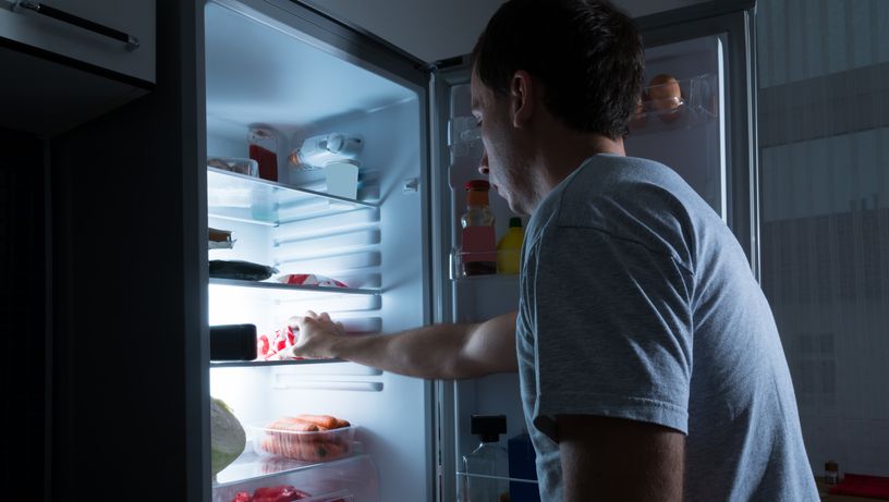 homem abrindo geladeira