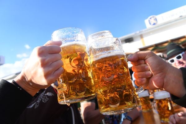 Brinde com cerveja na Oktoberfest, em Munique, Alemanha.