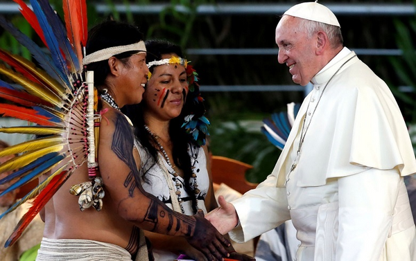 Papa Francisco se encontra com representantes do povo indígena amazônico. Crédito: Focolares/Reprodução