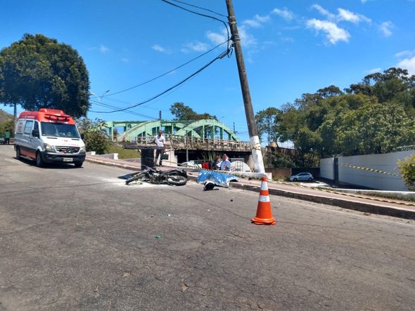 Bonina cai de carreta, atinge e mata motocilista em Vila Velha por Elis Carvalho