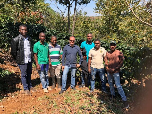 Capixabas levam cultura do café para Moçambique, na África por Fábio Partelli